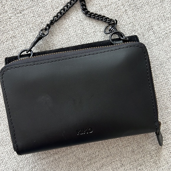 KIKO LEATHER TWO-TONE CROSSBODY | BLACK small wallet bag chain strap - Picture 4 of 16